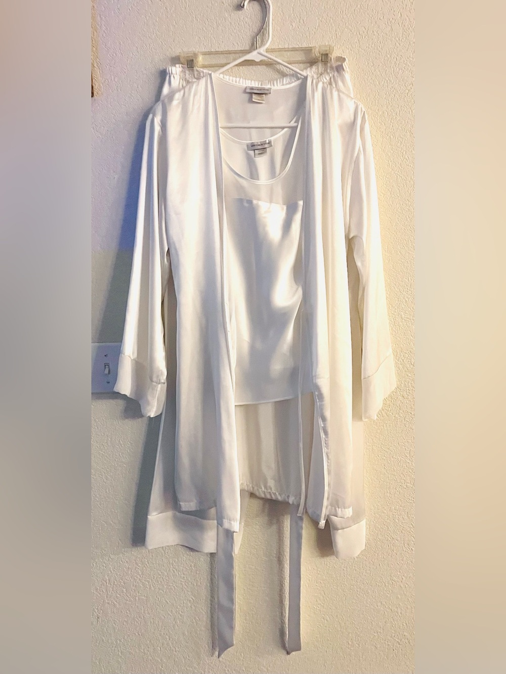 Never Worn Jones New York White Satin Robe and Camisole Set